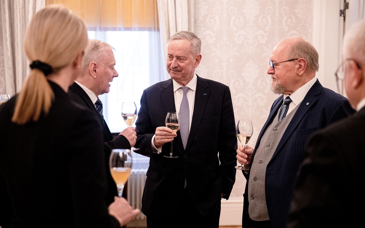 Kunagised välisministrid (vasakult alates) Eva-Maria Liimets (seljaga), Trivimi Velliste, Siim Kallas, Riivo Sinijärv, Rein Lang (seljaga) välisministritel lõuna tänavu veebruaris.