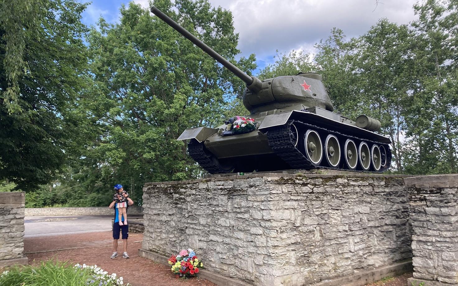 Танк на границе Нарвы и Нарва-Йыэсуу.