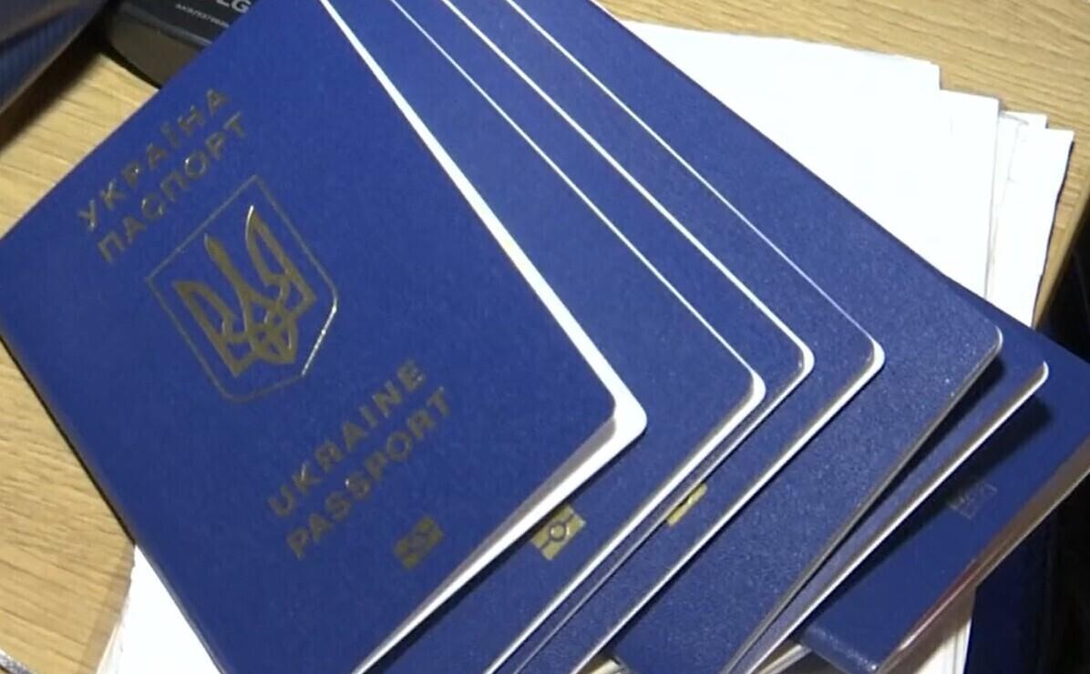 Украинские паспорта. Иллюстративная фотография.