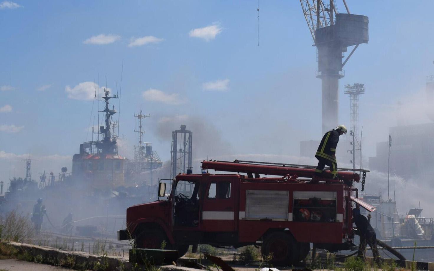 Ukraina tuletõrjujad eelmisel nädalal Odessa sadamas Vene raketilöögi tagajärgi likvideerimas.
