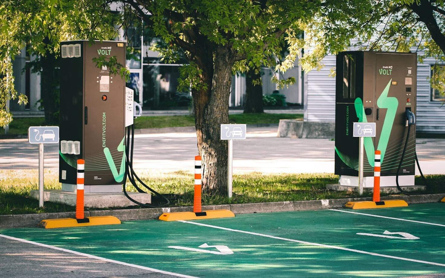 Пункт зарядки электромобилей.