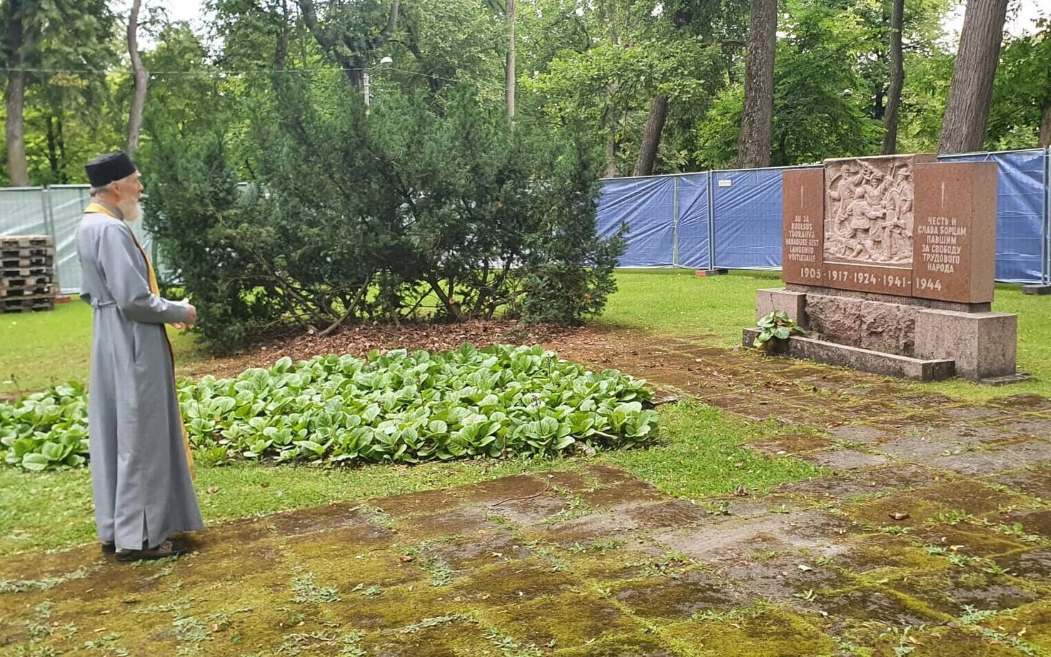 An Orthodox priest said a prayer for the dead prior to the removal of the Soviet monument in Pärnu's Old Park on Monday. August 8, 2022.