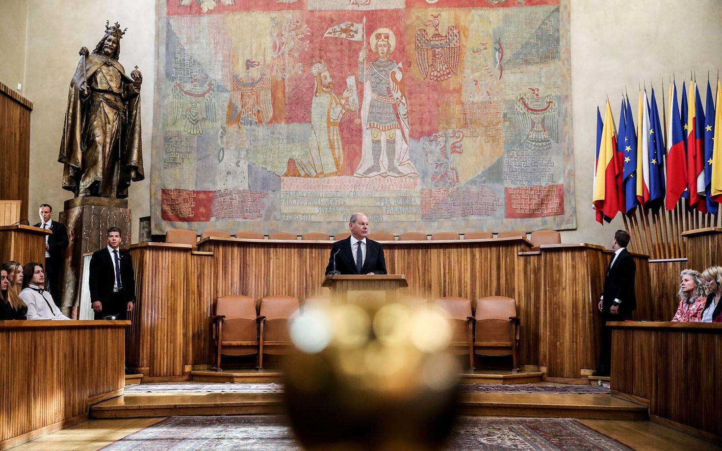 Kantsler Olaf Scholz Praha Karli ülikoolis kõnelemas.