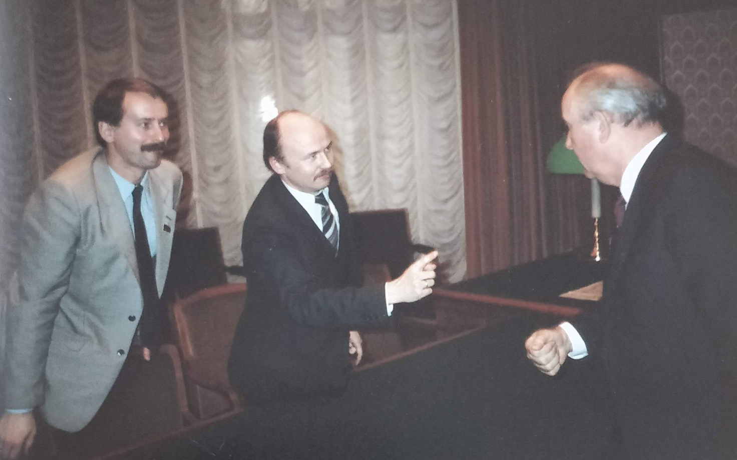 Siim Kallas (vasakul) ja Igor Gräzin (keskel) Mihhail Gorbatšoviga tema kabinetis kohtumas.