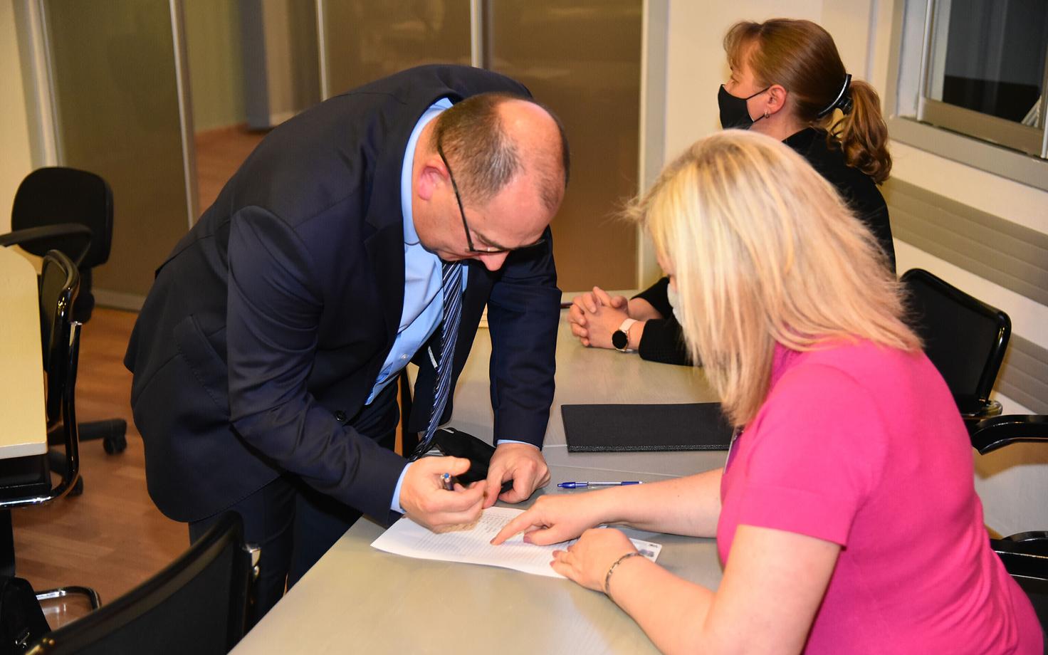 Вадим Орлов в зале заседаний Нарвского горсобрания.