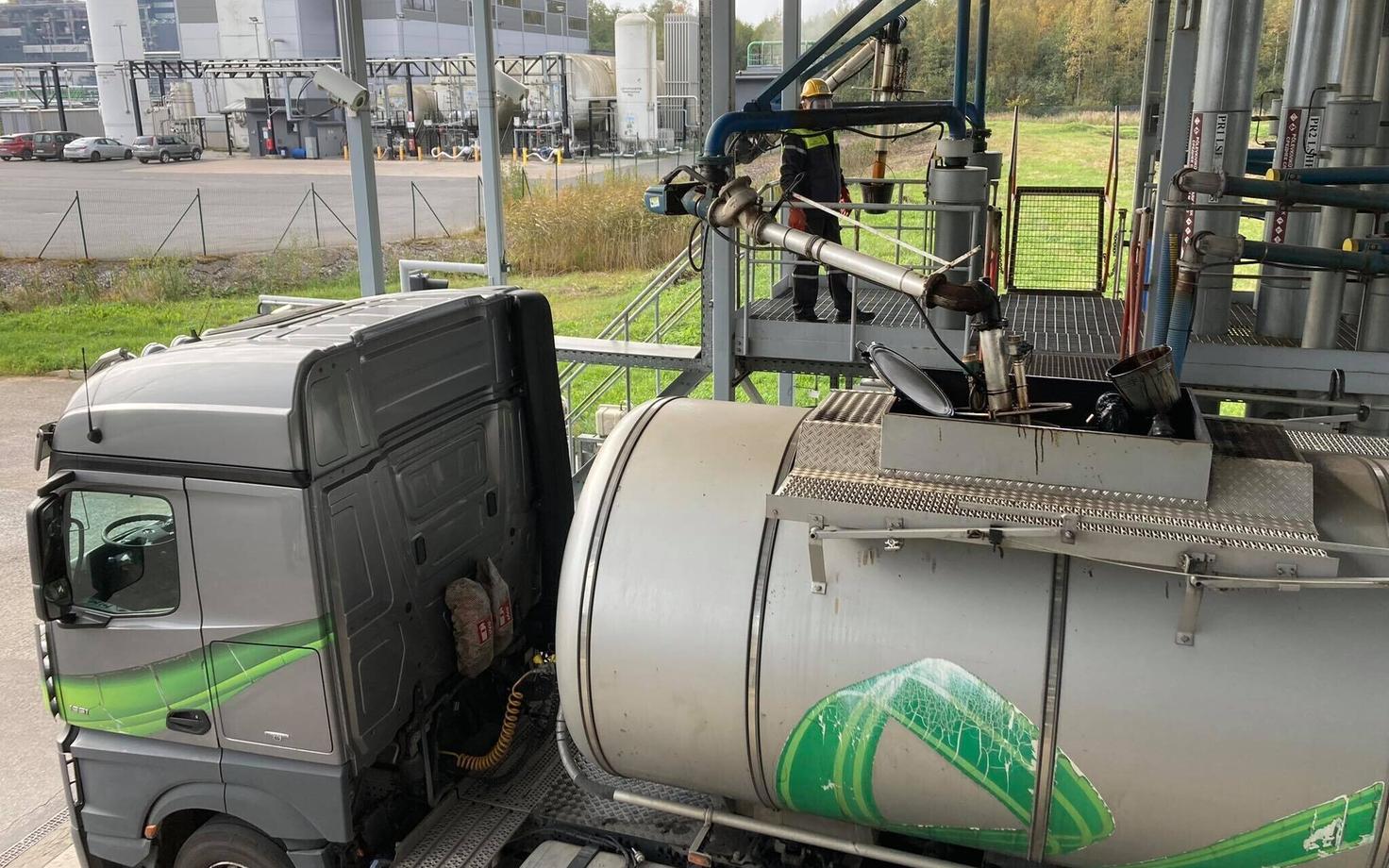 Загрузка сланцевого мазута. Иллюстративная фотография.