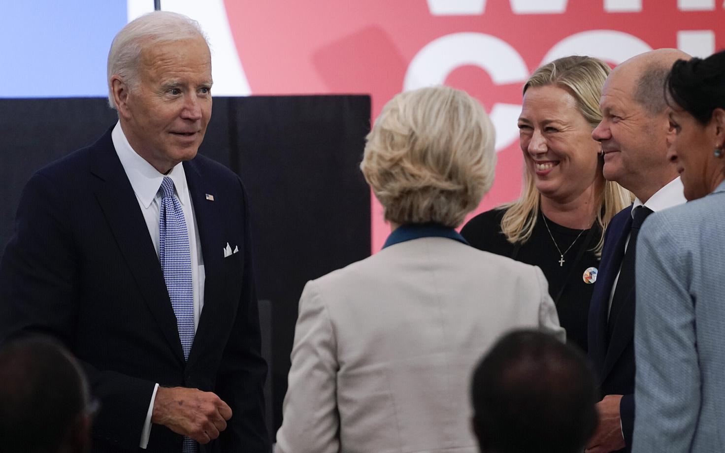 Президент США Джо Байден беседует с председателем Еврокомиссии Урсулой фон дер Ляйен, рядом с которой находится канцлер Германии Олаф Шольц.