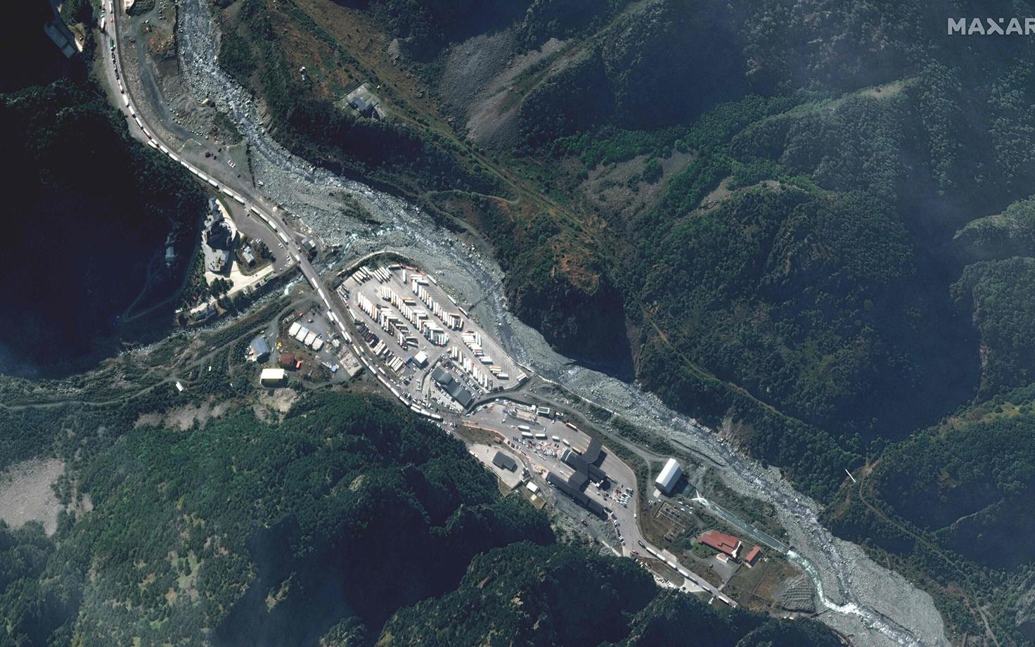 Спутниковый снимок российско-грузинской границы от 27 сентября, когда с российской стороны выстроилась длинная очередь из желающих пересечь границу.