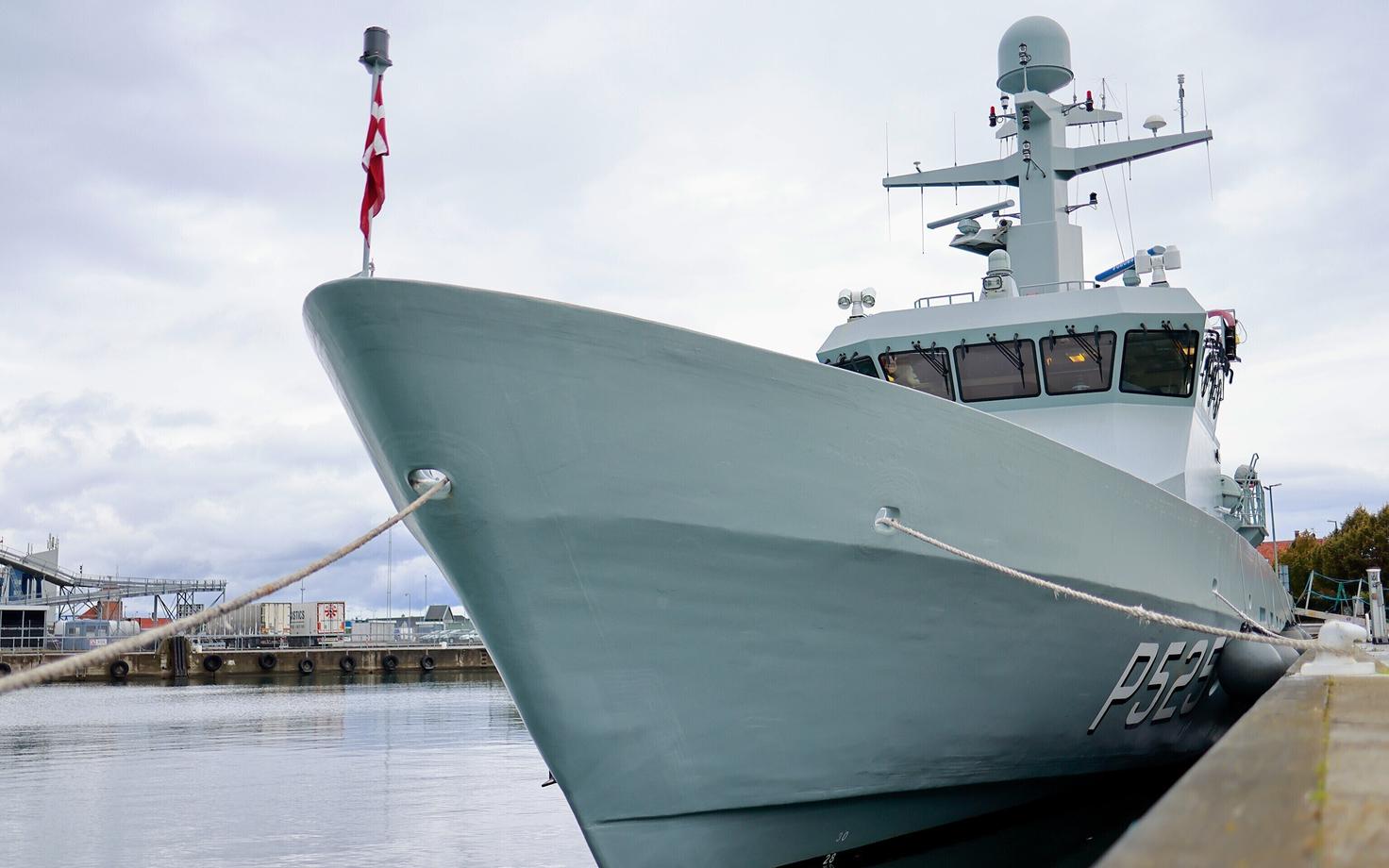 Датский военный корабль в гавани Борнхольма.