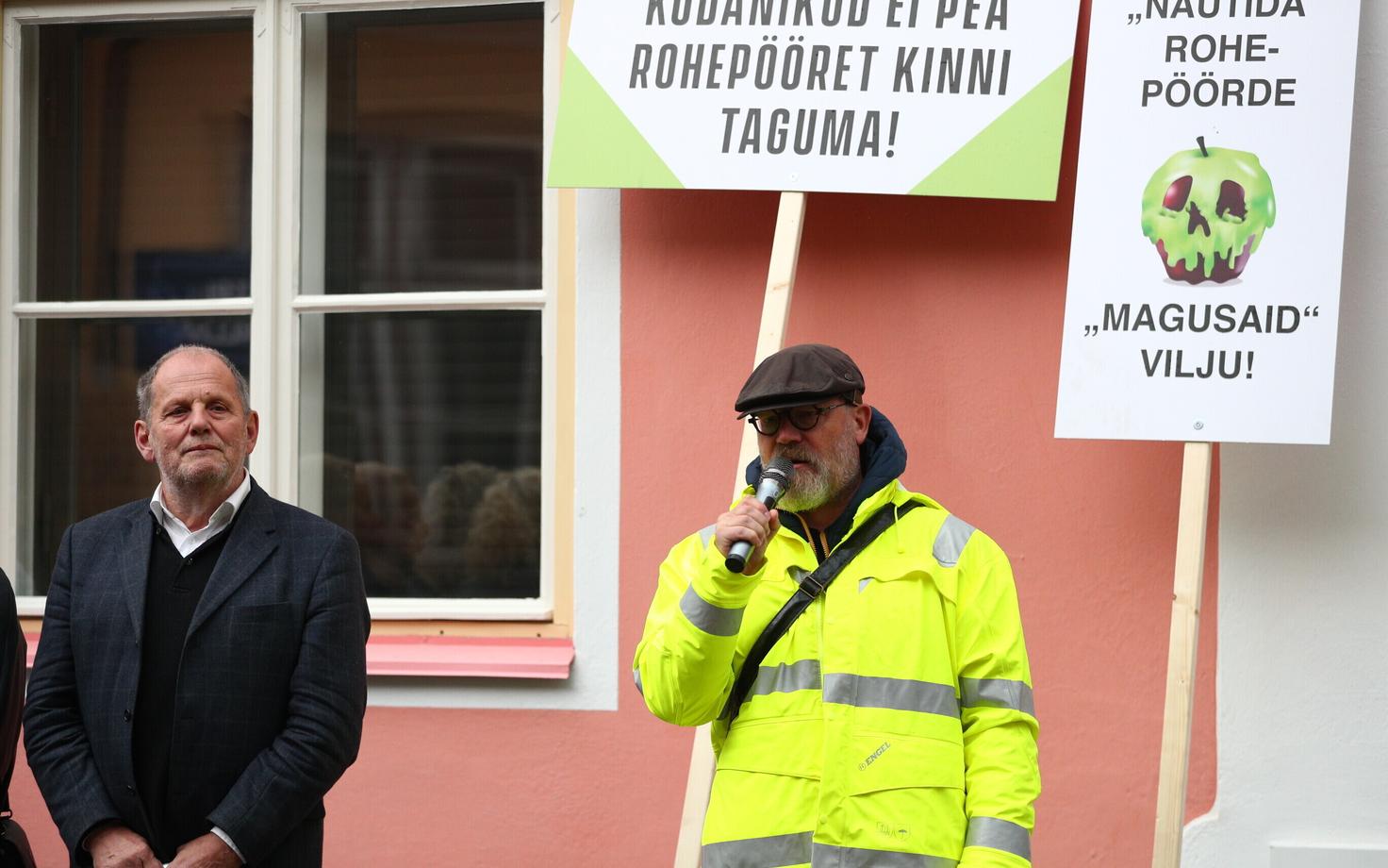 Sven Sildnik (kollases) osales ka eelmisel nädalal EKRE meeleavaldusel Stenbocki maja juures