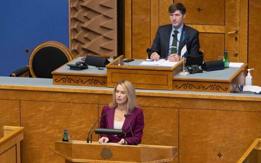 Лидер EKRE Мартин Хельме (на заднем плане) дышит в спину главе Партии реформ Кае Каллас.