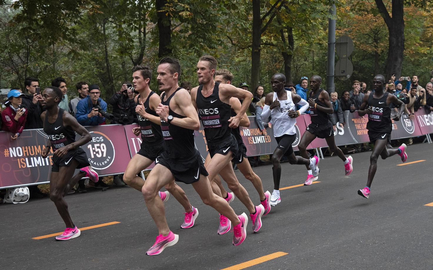 Eliud Kipchoge (valges särgis) koos tempotegijatega