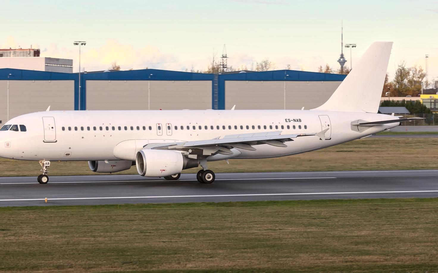 Принадлежащий Nordica Airbus 320 прибывает в Таллинн.