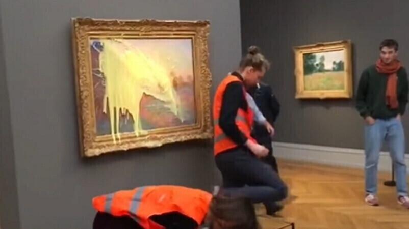 Облитая картина Моне.