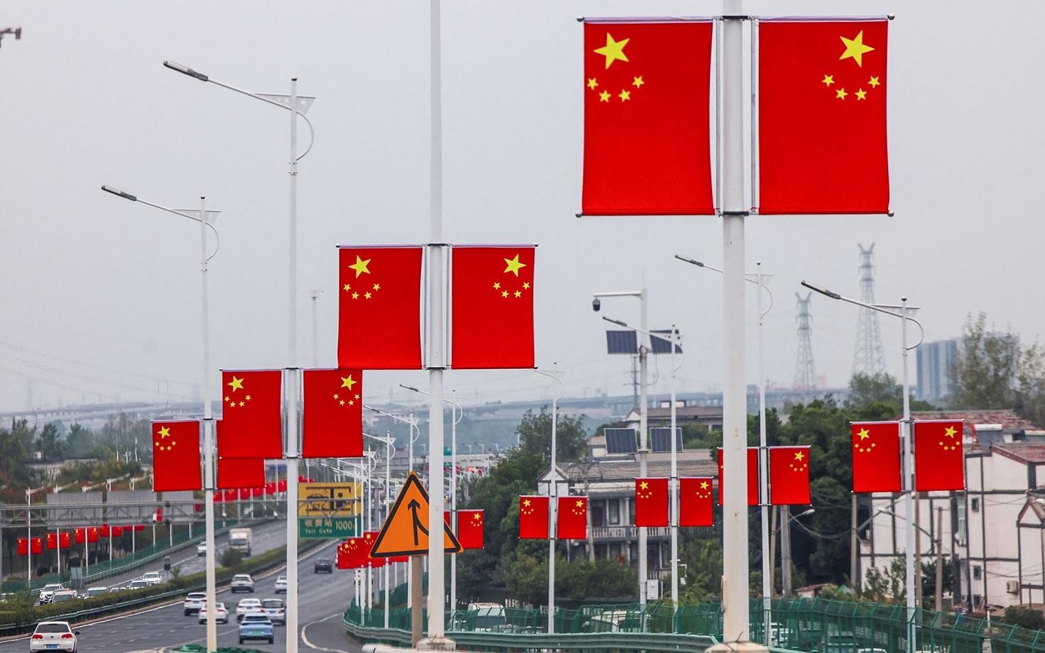 Китайские флаги на дороге в Ухань.
