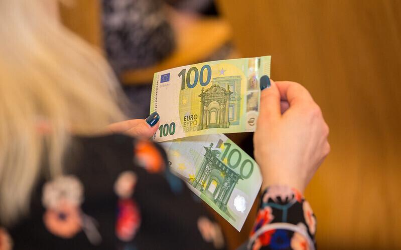 Euros (photo is illustrative).