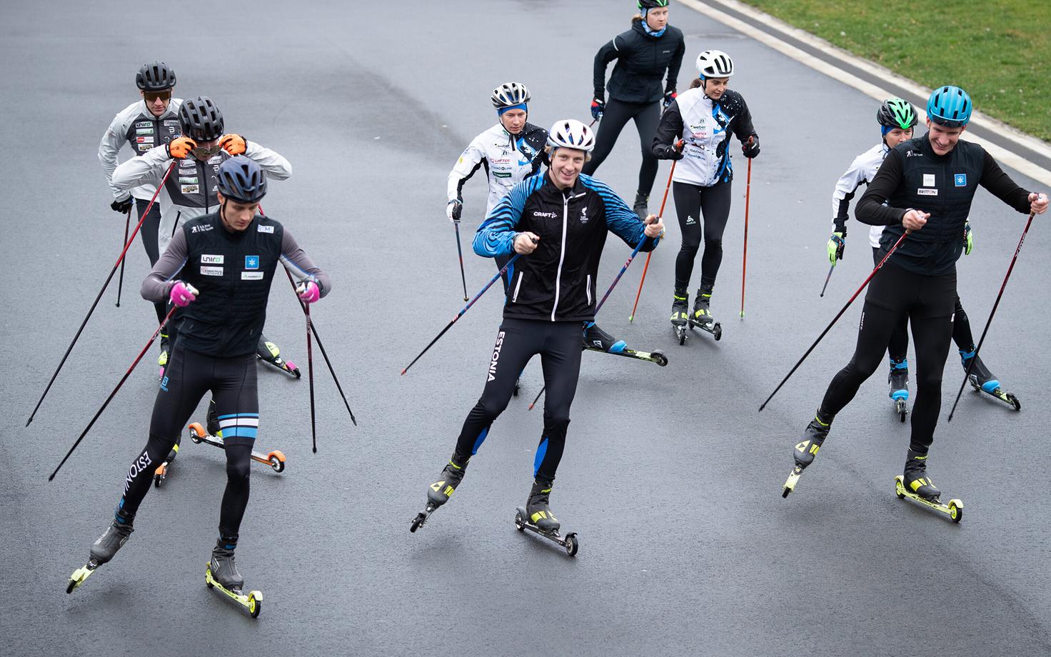 Eesti murdmaasuusatajate koondis Tallinna lauluväljakul