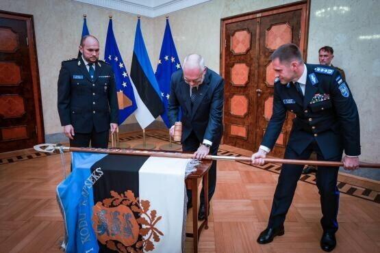 President Alar Karis hammering the ceremonial nail into the border guard flag, on the occasion of the centennial of its establishment, Tuesday, November 1 2022.