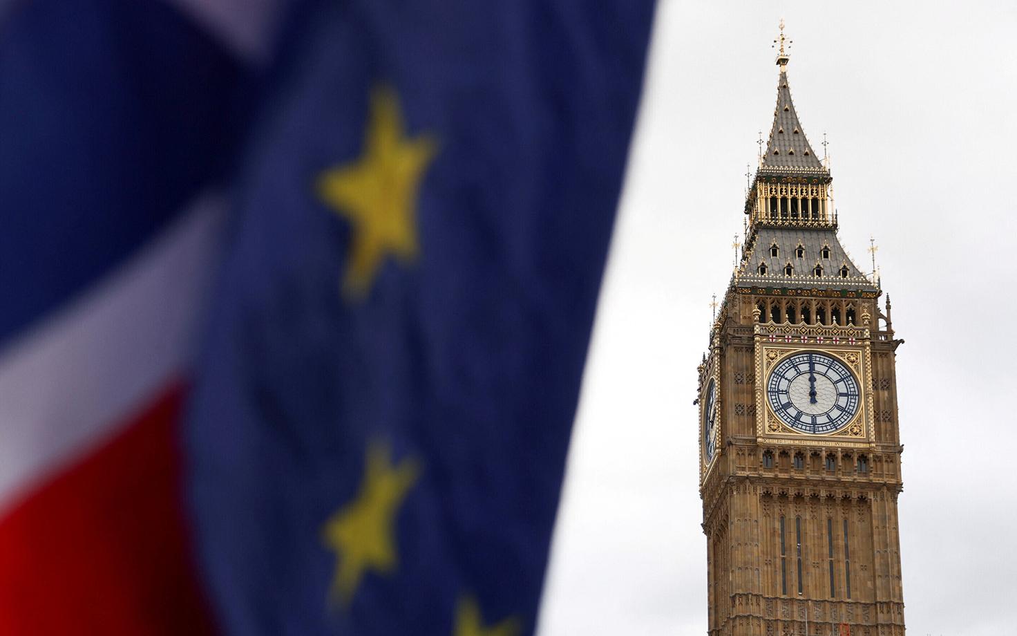 Флаги Соединенного Королевства и Европейского союза у здания британского парламента.