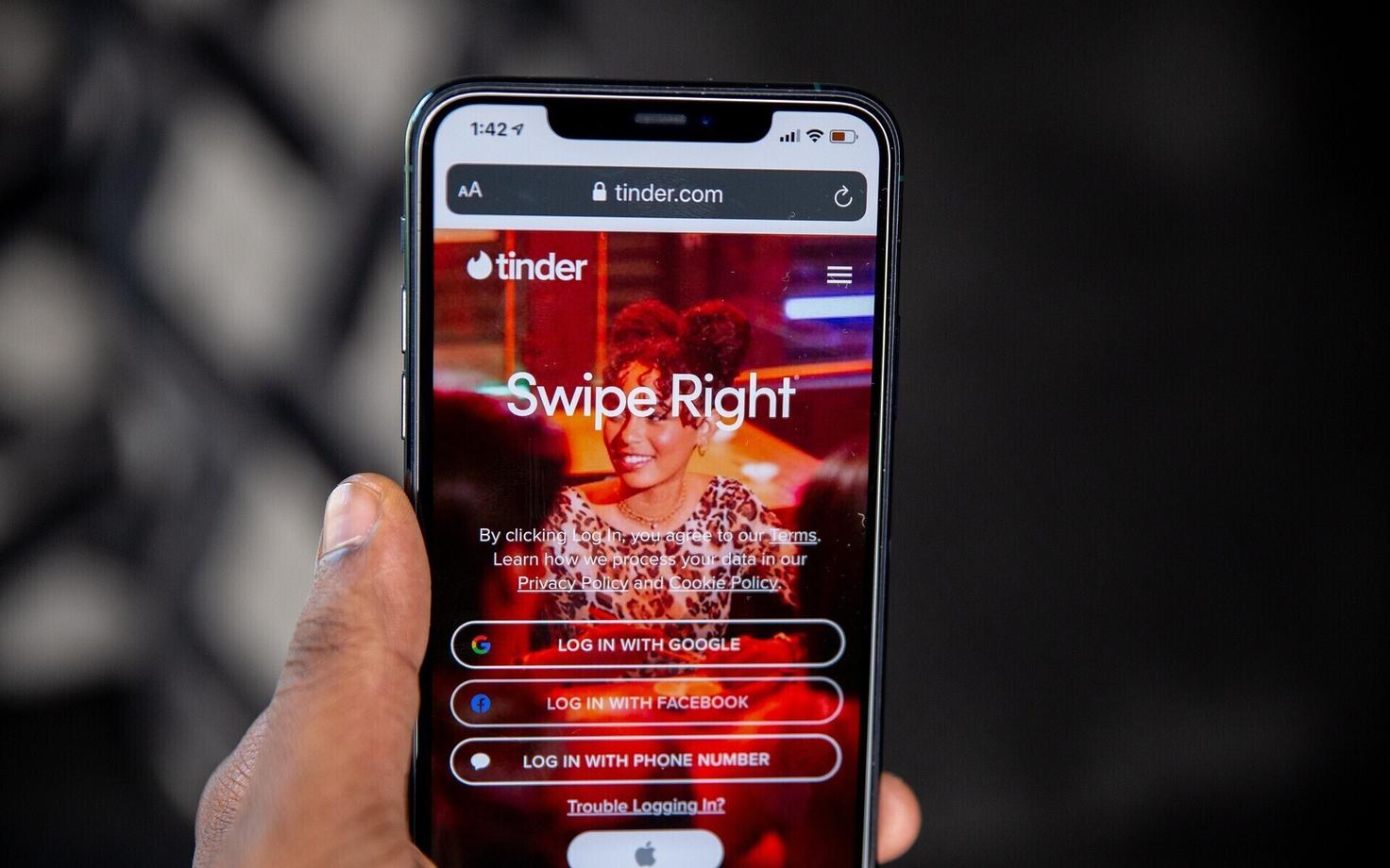 Tinder. Иллюстративная фотография.