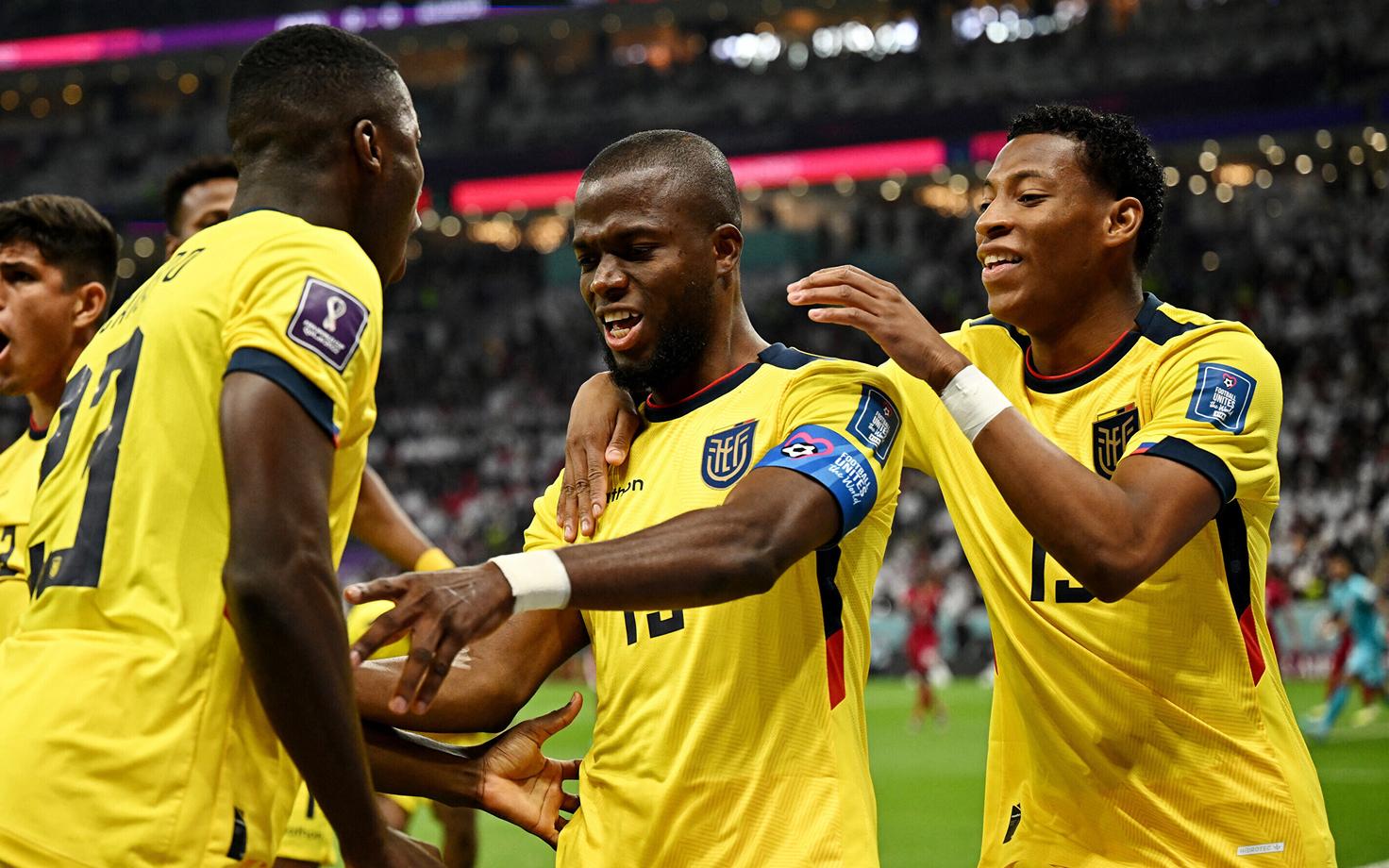 Футболисты Эквадора празднуют гол.