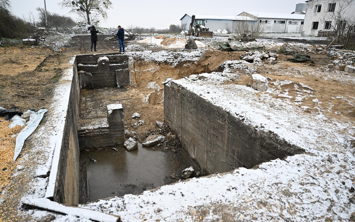 Остатки зерносушилки в польском Пшеводуве в месте падения ракеты.