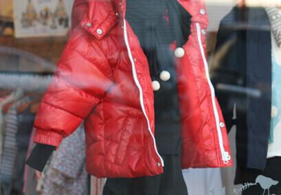 Магазин детской одежды. Иллюстративная фотография.