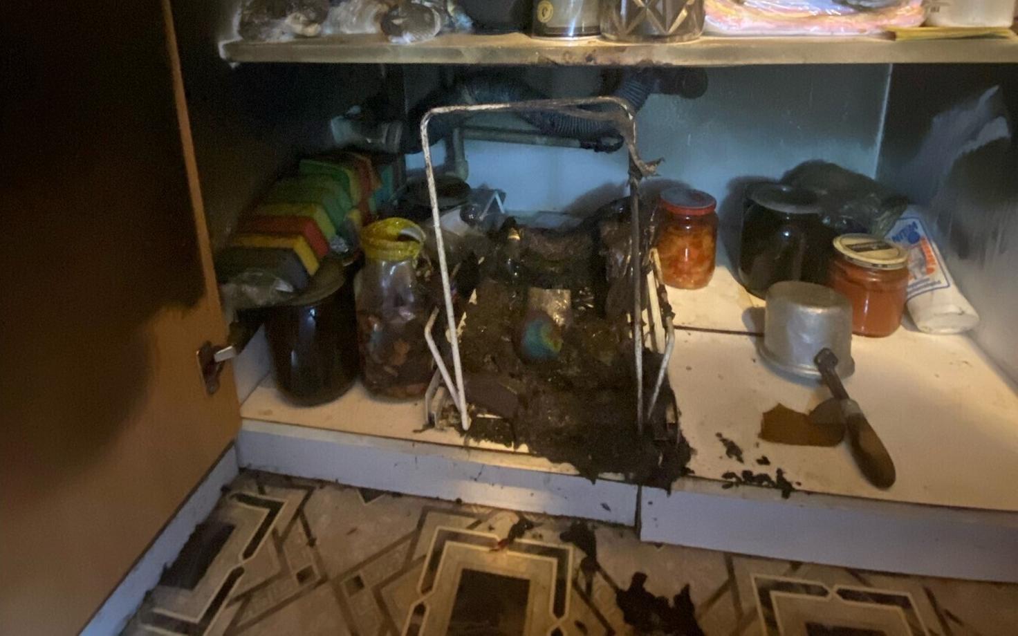 Из-за выброшенного в мусор окурка возник пожар.