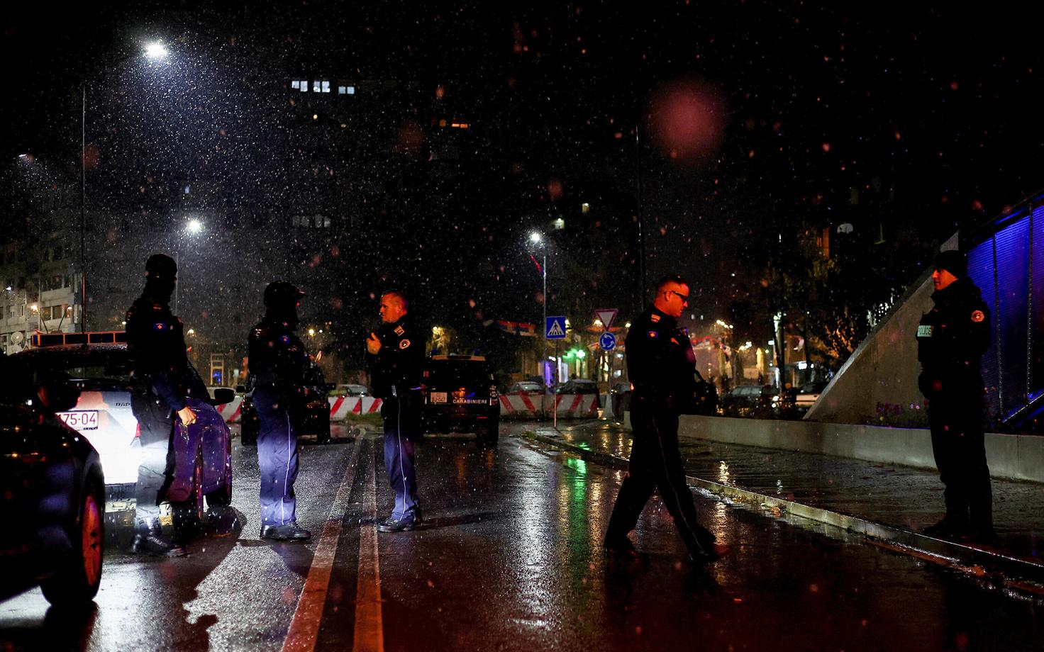 Полиция Косово в этнически разделенной Митровице.