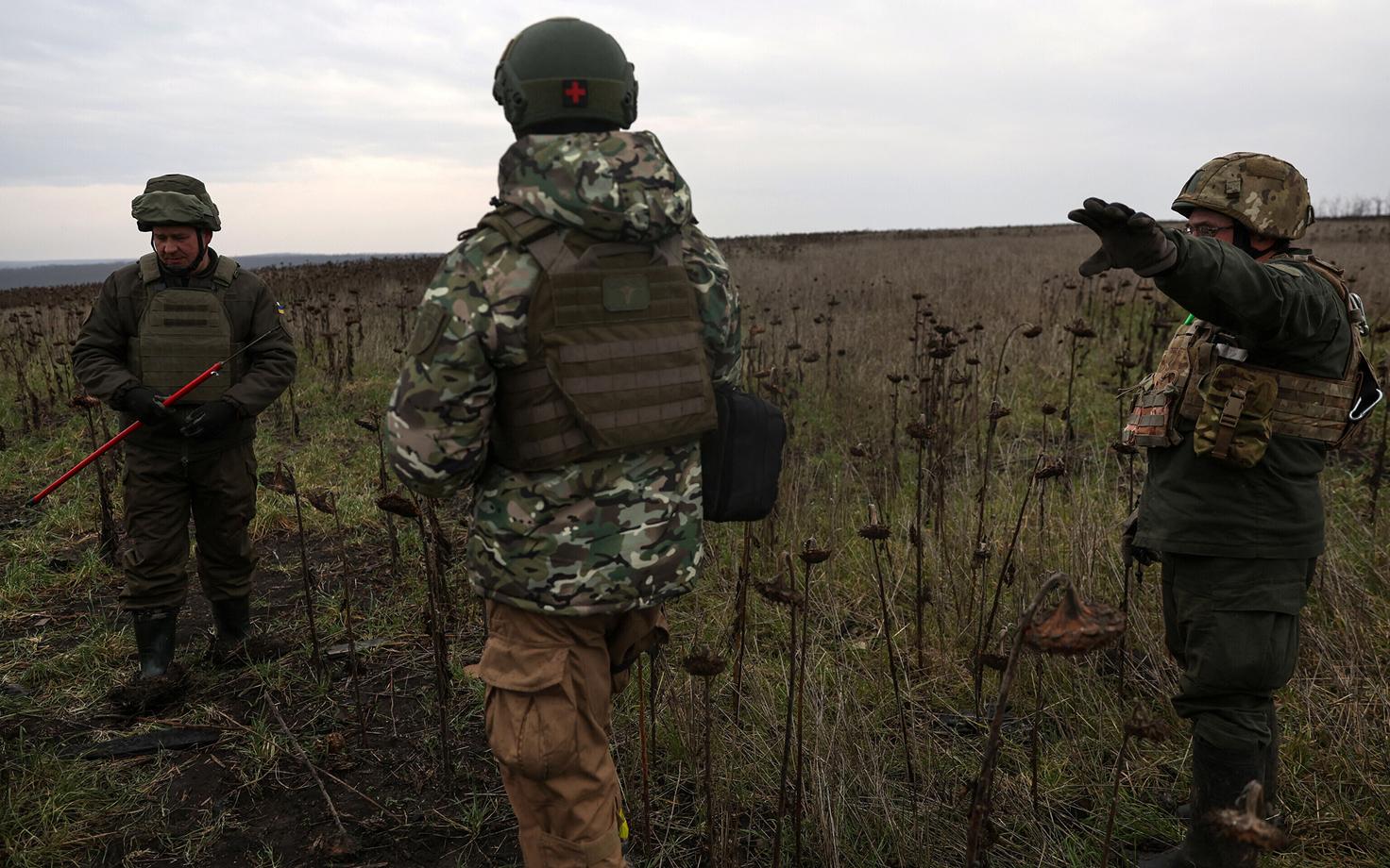 Украинские саперы 1-го батальона Днепра разминируют взрывные устройства в Донецкой области.