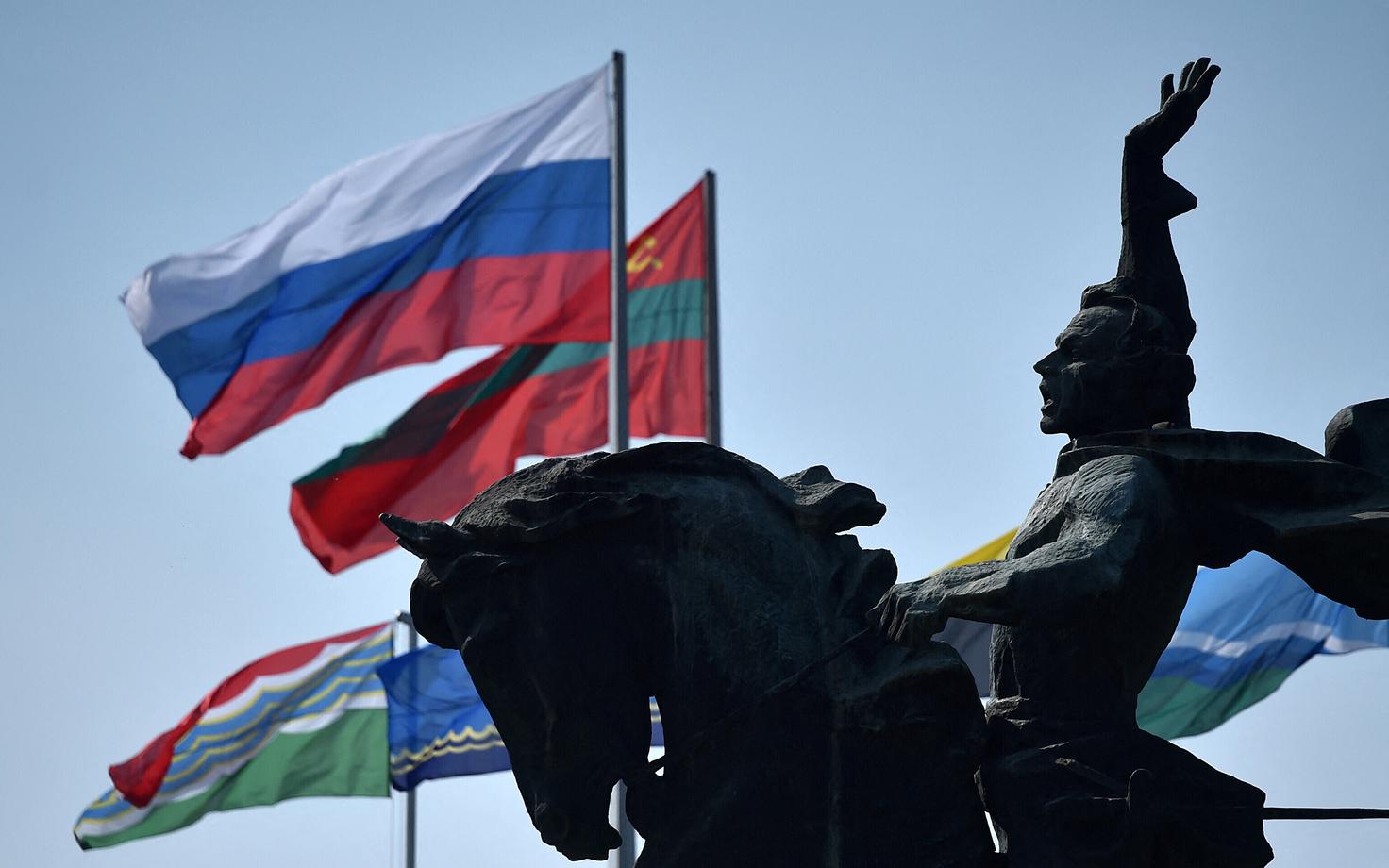 Vene ja Moldova separatistliku Transnistria piirkonnad lipud Transnistria pealinnas Tiraspolis
