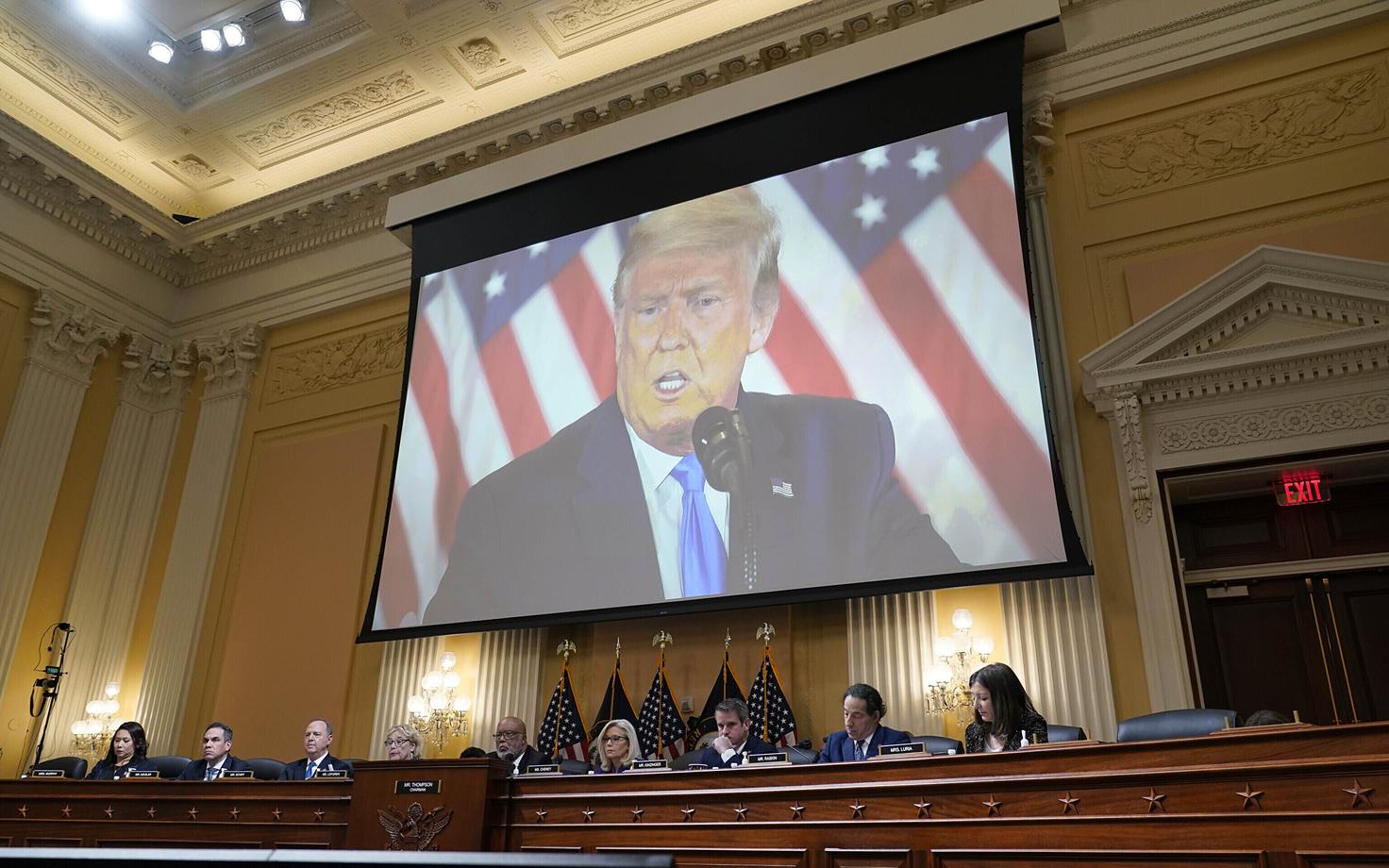 Специальный комитет Конгресса США призвал к уголовному преследованию Трампа из-за штурма Капитолия.