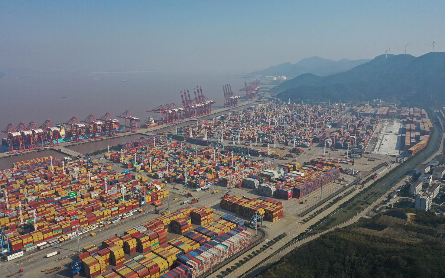 Грузовой порт в Китае.