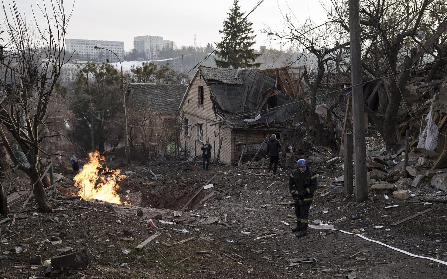 Последствия российского ракетного удара в жилом районе Киева.