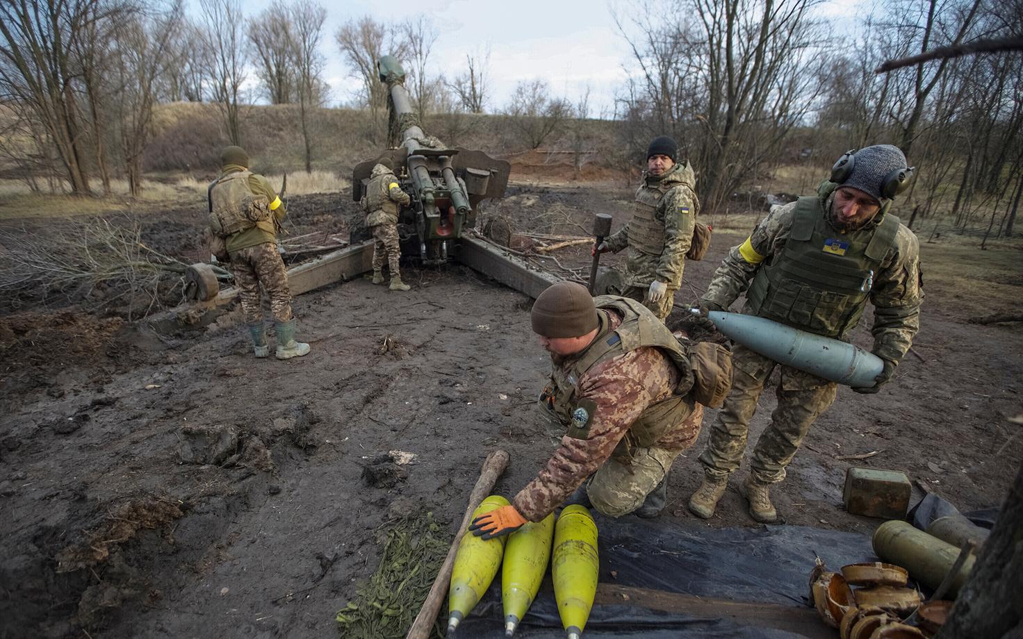 Украинские артиллеристы в Донецкой области.