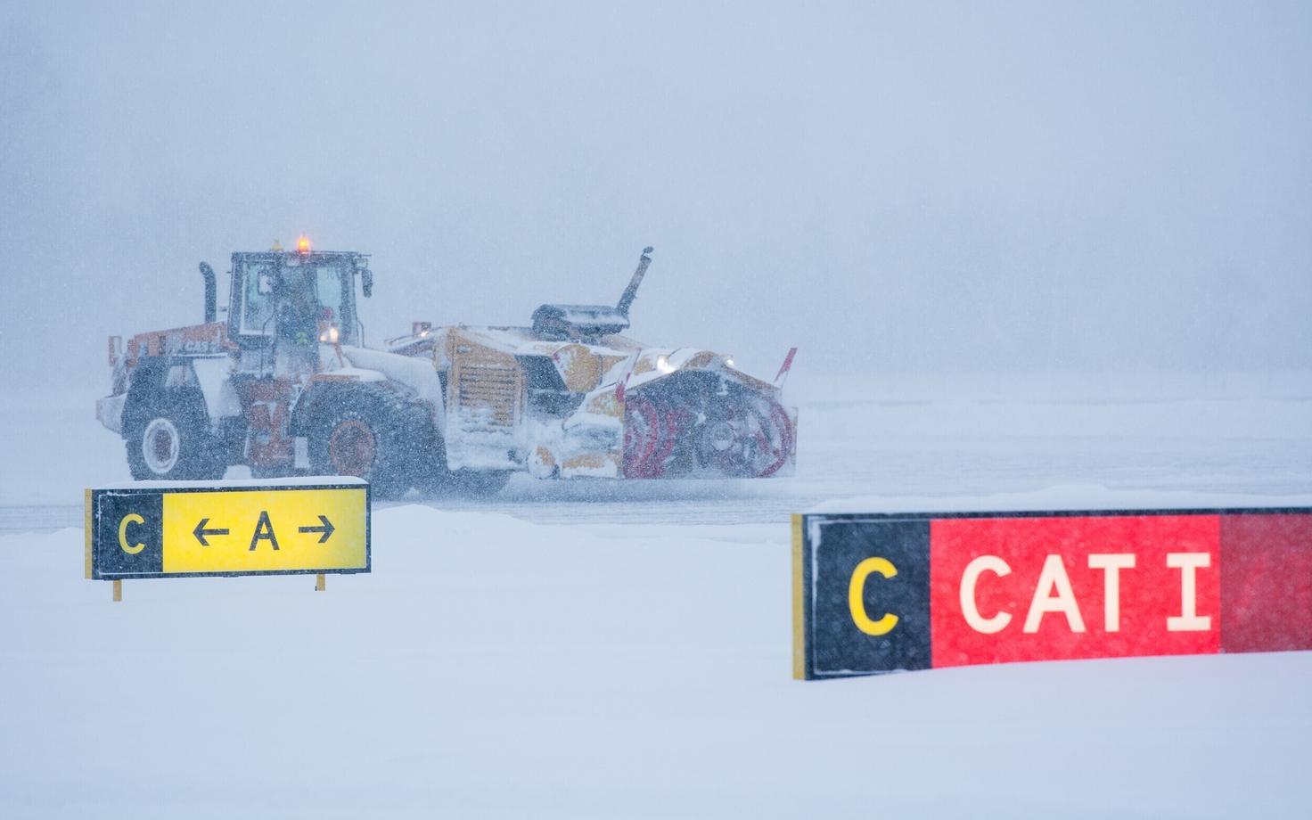 Снегопад выбил рейсы из графика.
