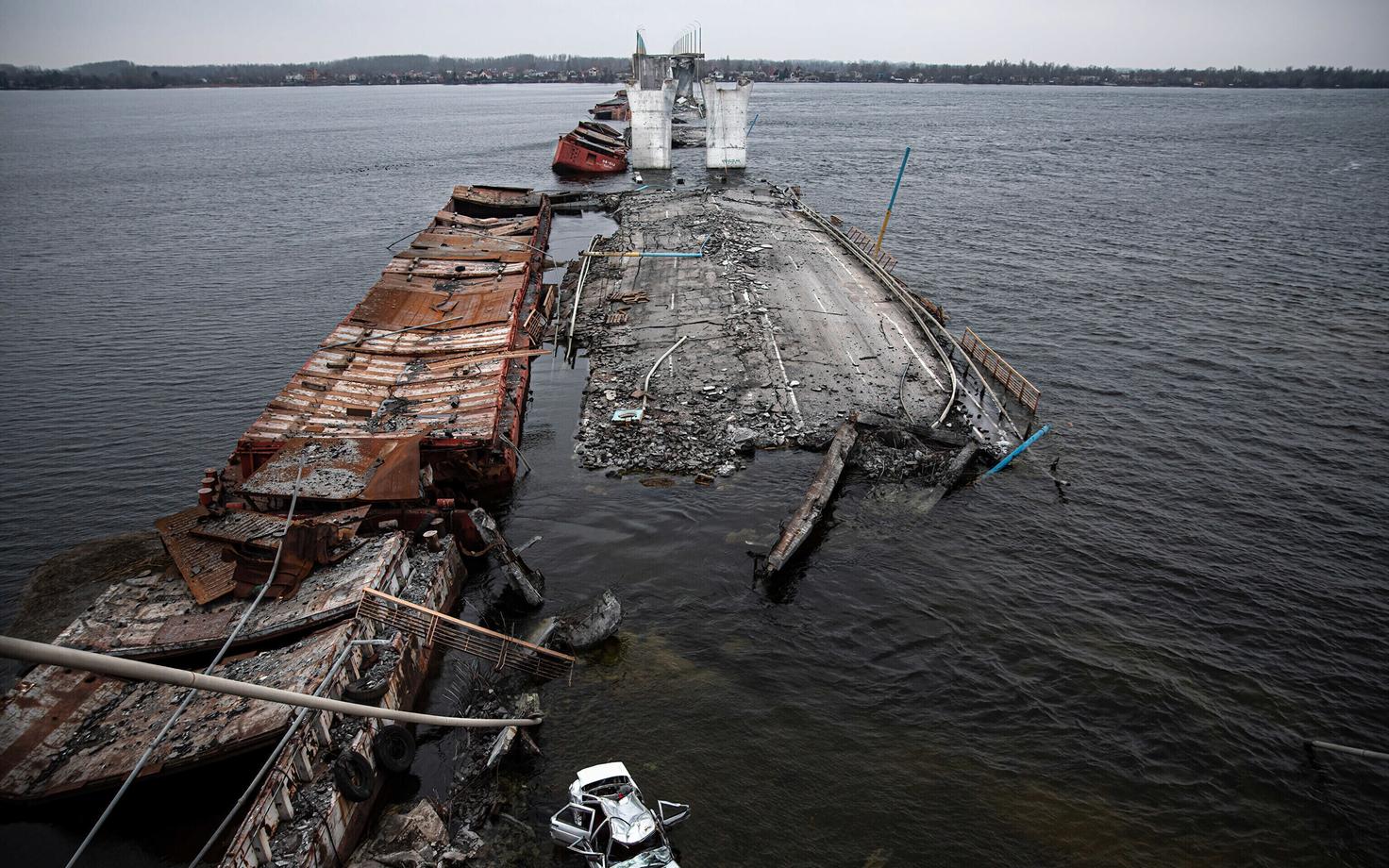 Разрушенный мост через реку Днепр.