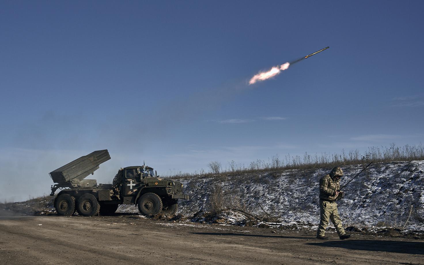 Ukraina Grad mitmikraketiheitja Vene vägede positsioonide pihta tulistamas