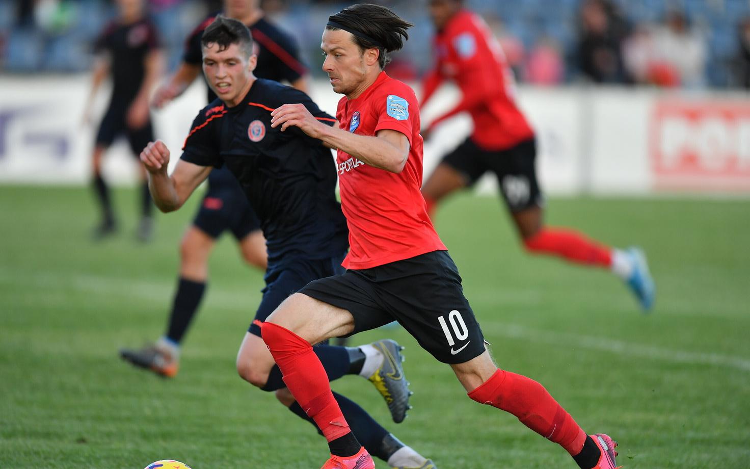 С мячом Александр Закарлюка.