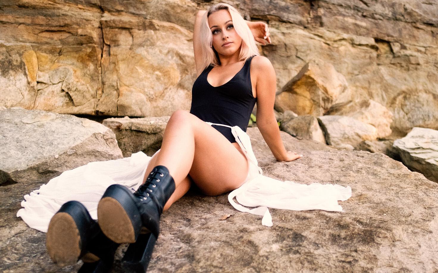 Eesti muusikaauhindadel esineb teiste hulgas ka laulja-laulukirjutaja Merilin Mälk.