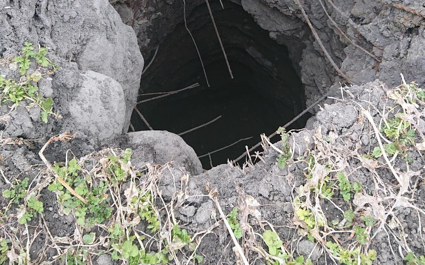 Обвал почвы в месте бывших сланцевых разработок.