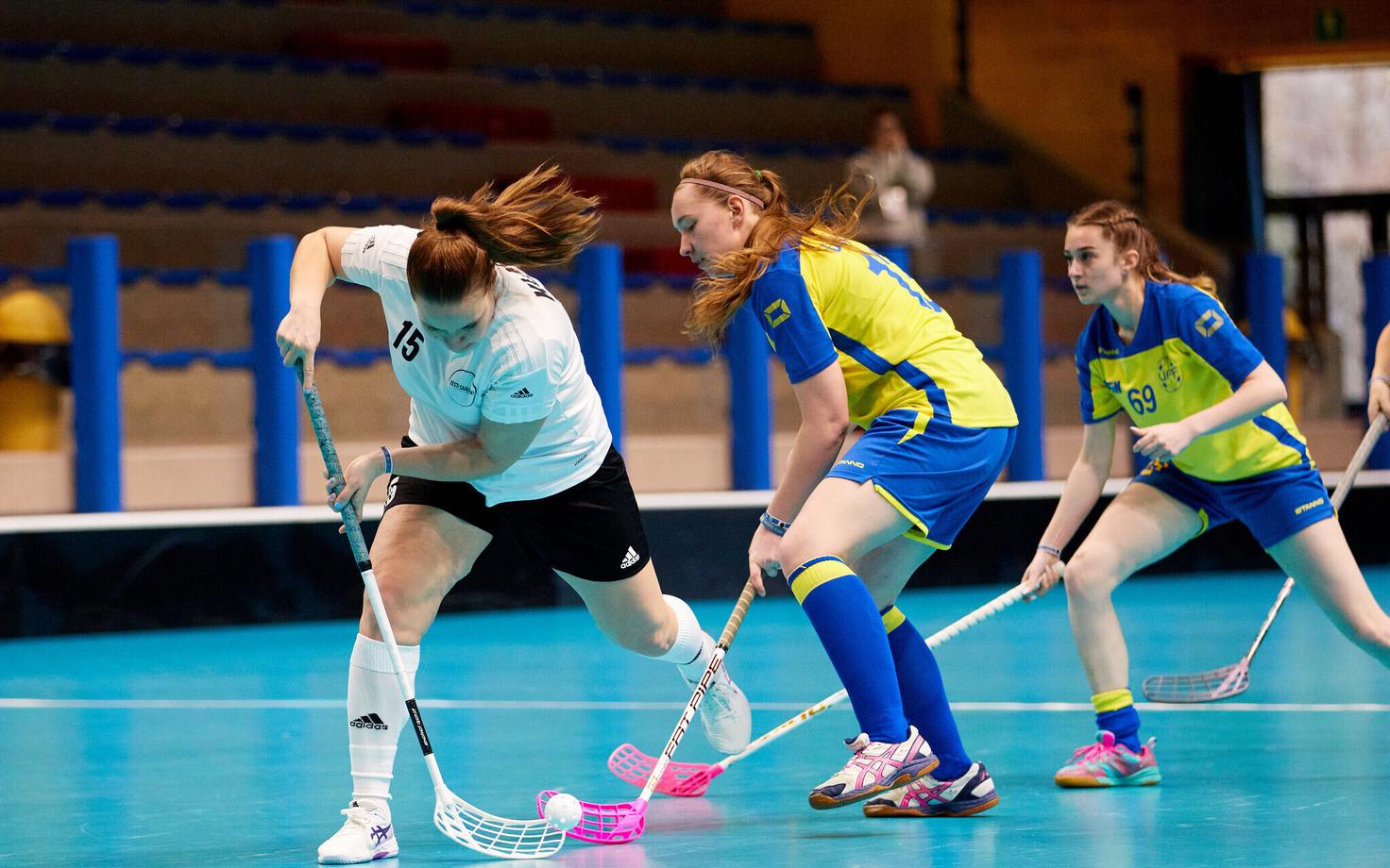 Игрок сборной Эстонии Диана Клаван (номер 15) в матче со сборной Украины.