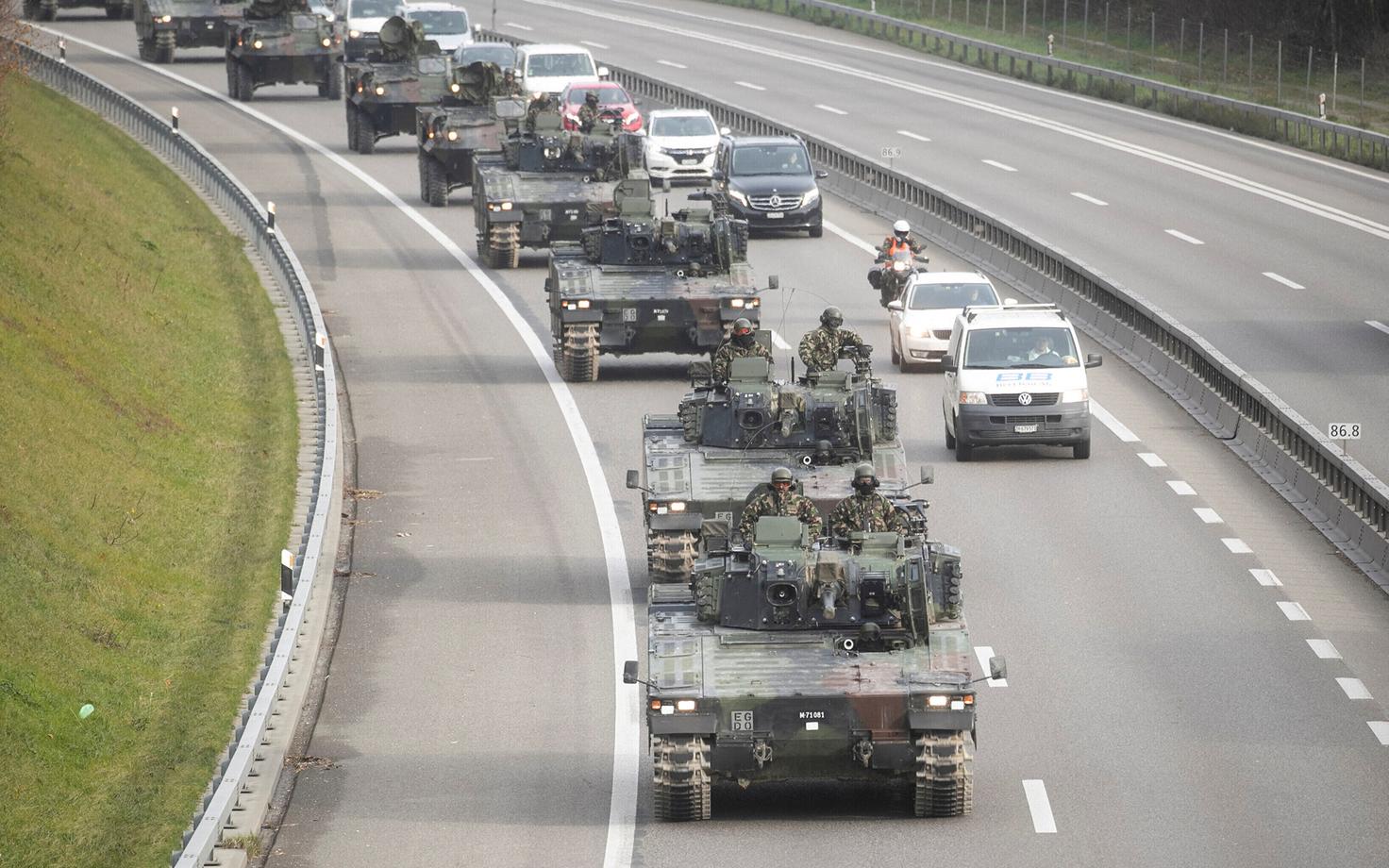 Вооруженные силы Швейцарии на учениях.