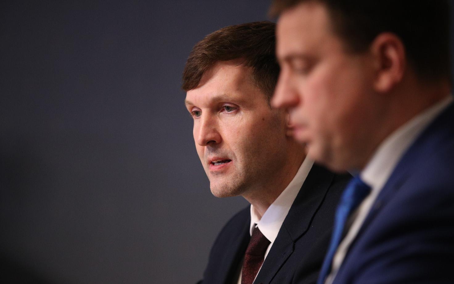 Председатель EKRE Мартин Хельме и лидер центристов Юри Ратас.