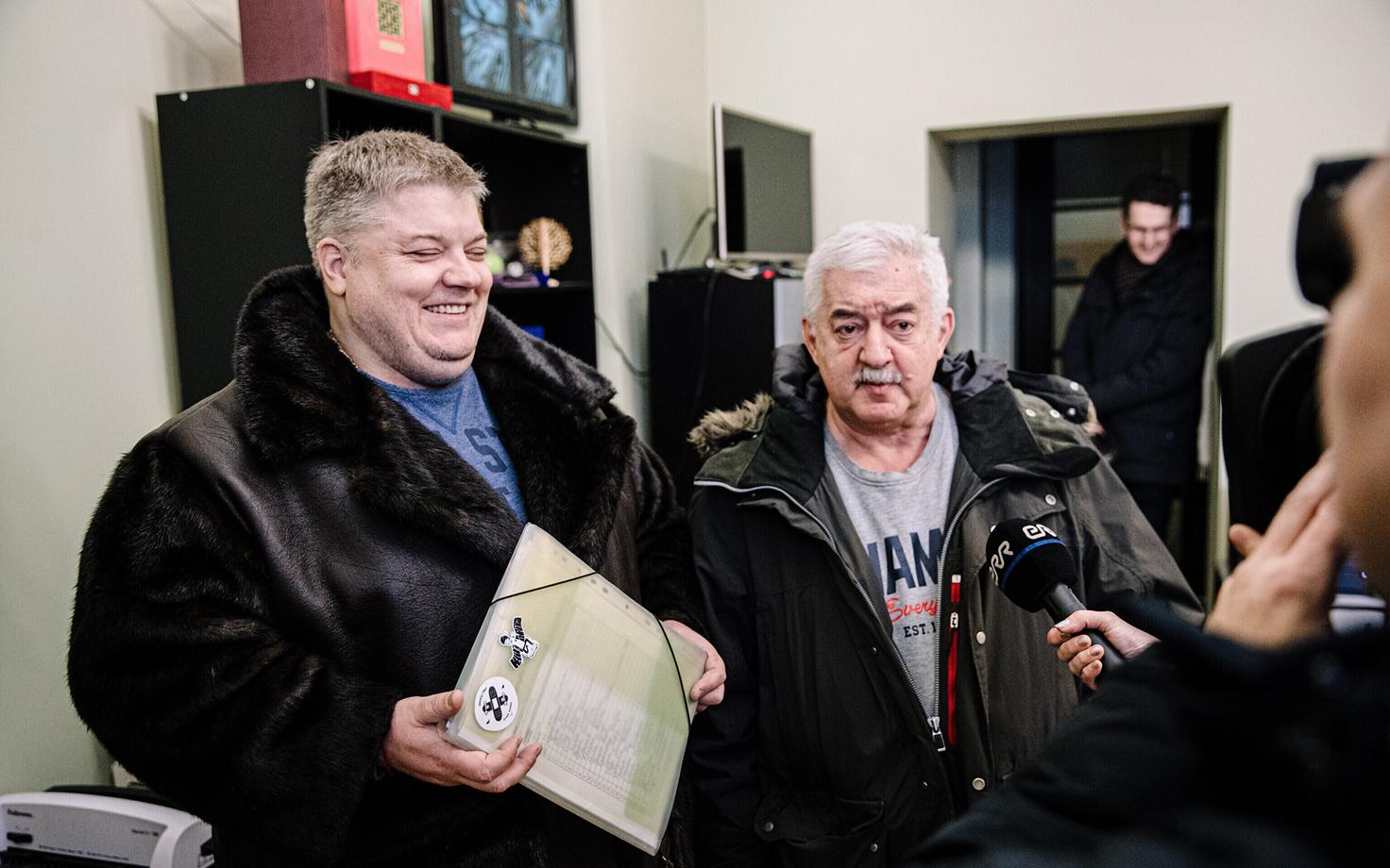 Eestimaa Ühendatud Vasakpartei ja liikumise Koos esindajad kandidaatide nimekirju üle andmas