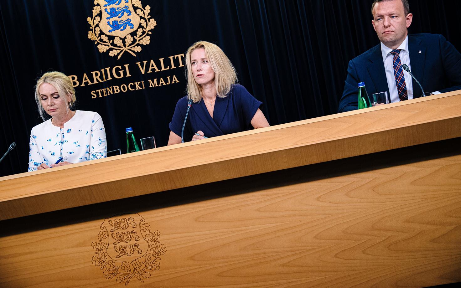 Кая Каллас (в центре) на правительственной пресс-конференции.