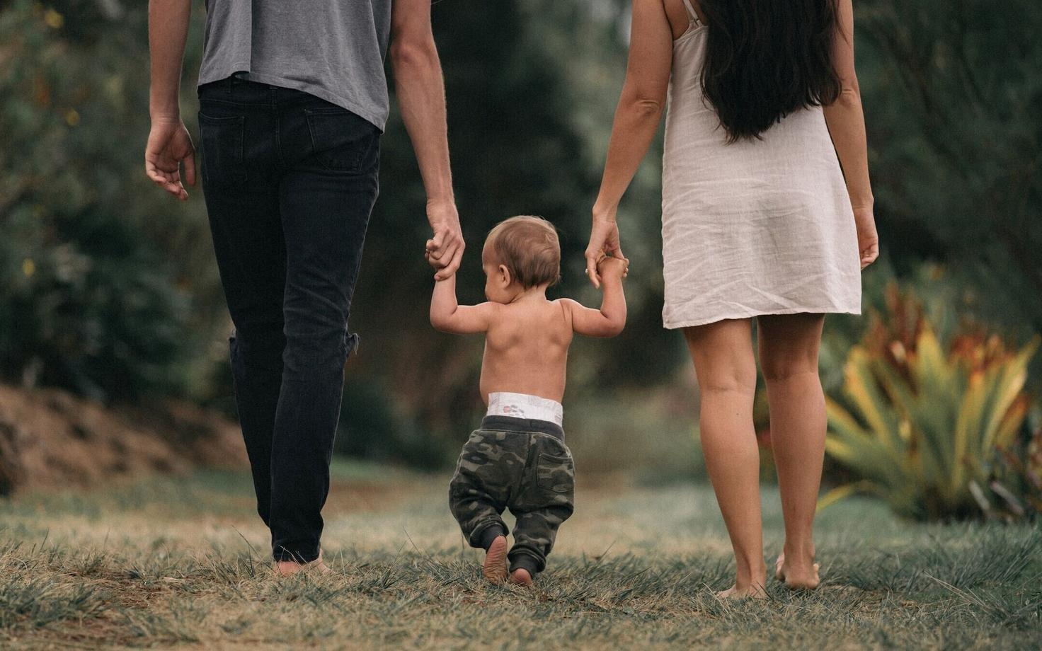 Ema, isa ja laps. Illustreeriv foto.