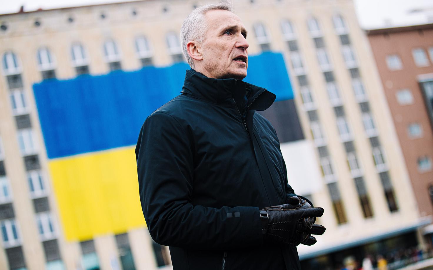 Йенс Столтенберг на военном параде 24 февраля 2023 года в Таллинне.