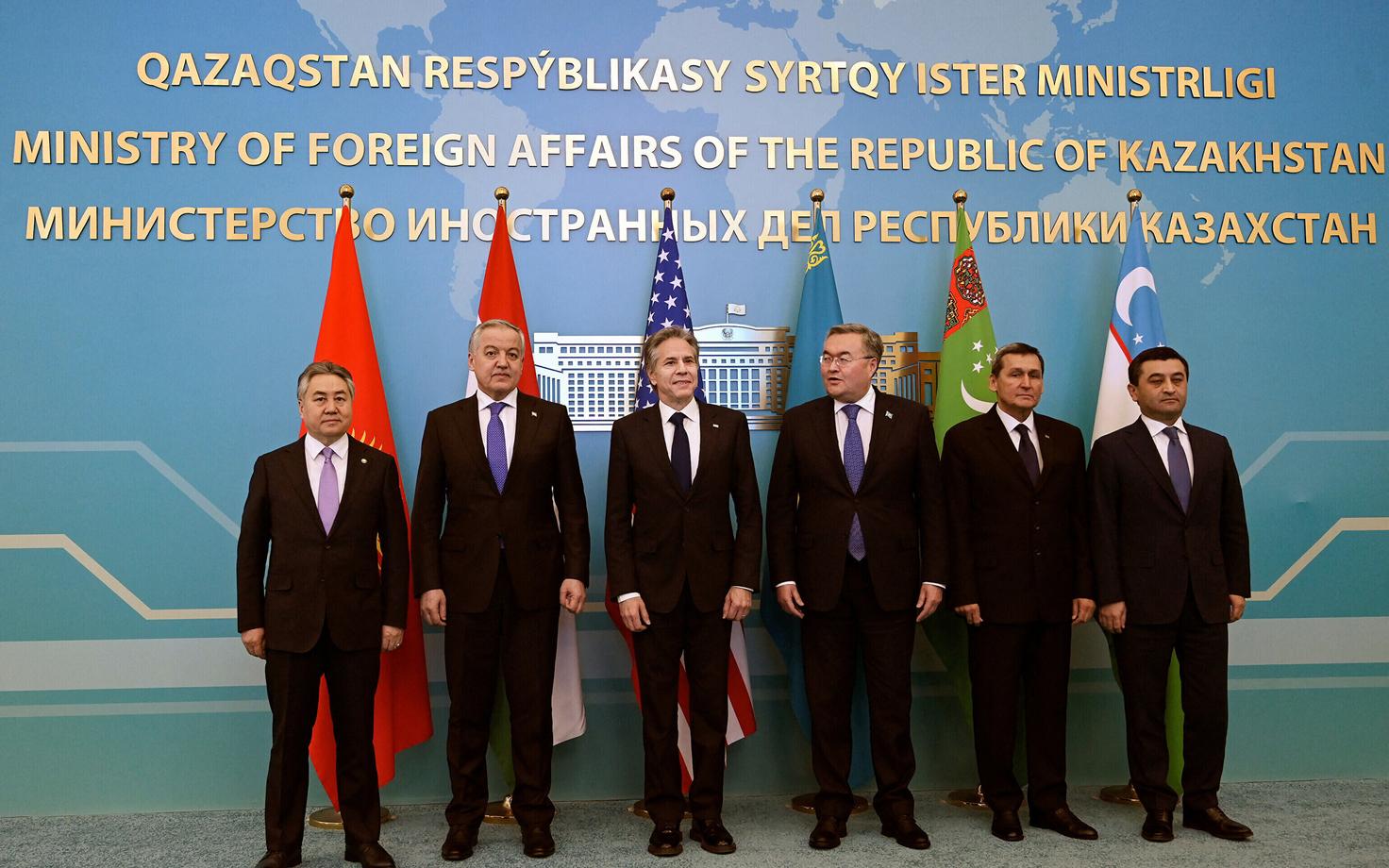 Энтони Блинкен вместе со своими коллегами из стран Центральной Азии.