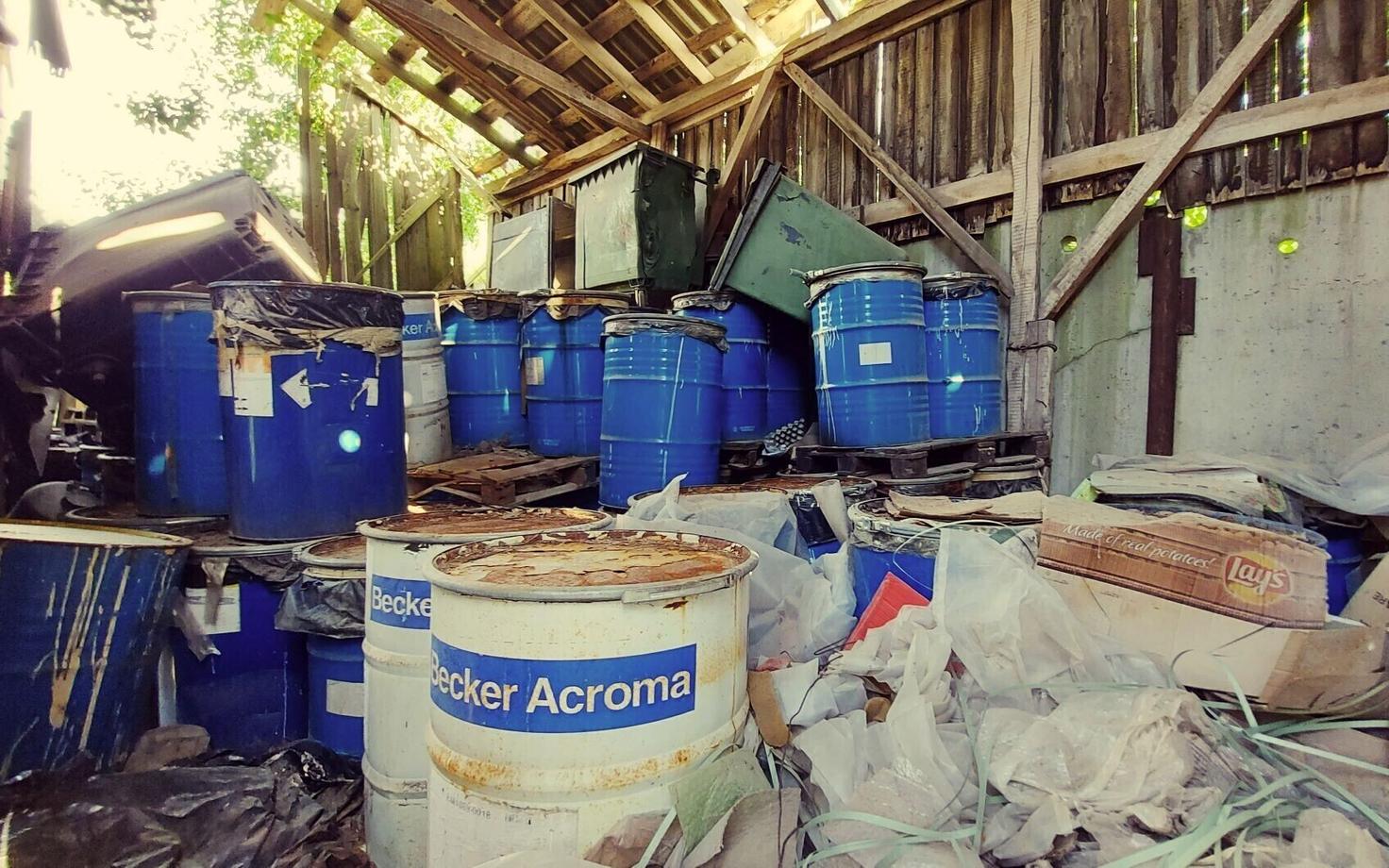 Опасные отходы на улице Силикальтсийди.